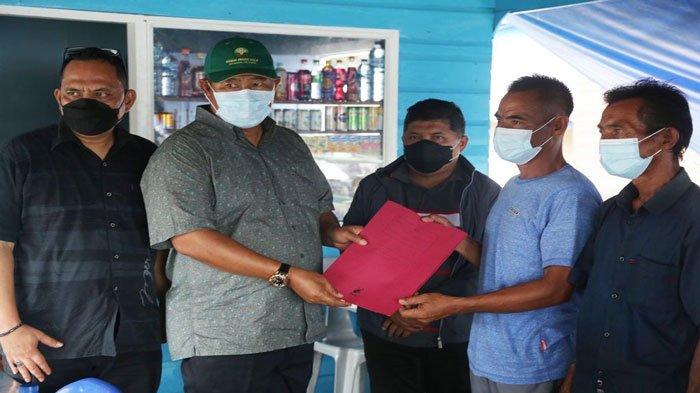Bupati Kepulauan Anambas Abdul Haris dan Wakil Bupati Kepulauan Anambas Wan Zuhendra serahkan bantuan kepada nelayan di Desa Sri Tanjung, Kecamatan Siantan.