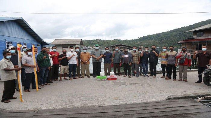 Bupati Kepulauan Anambas Abdul Haris dan Wakil Bupati Kepulauan Anambas Wan Zuhendra serahkan bantuan alat tangkap kepada nelayan di Desa Sri Tanjung, Kecamatan Siantan