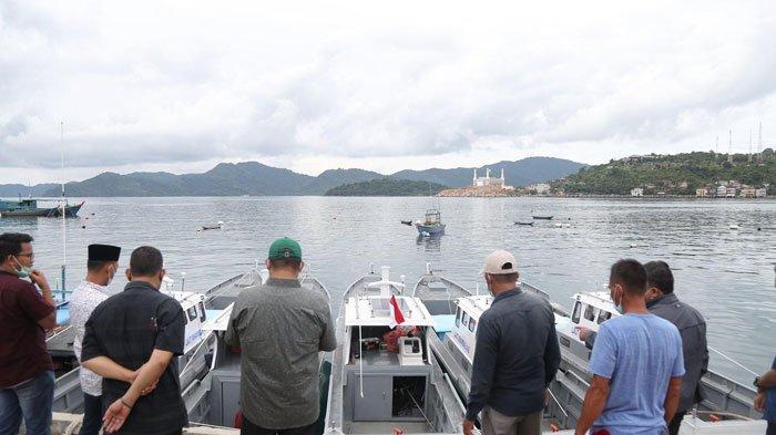 Bupati Kepulauan Anambas Abdul Haris dan Wakil Bupati Kepulauan Anambas Wan Zuhendra serahkan bantuan alat tangkap kepada nelayan di Desa Sri Tanjung, Kecamatan Siantan.