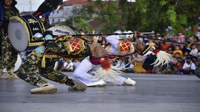 Penampilan Drumband Genderang Suling Gita Jala Taruna AAL di rangkaian Hari Armada RI di Tanjungpinang, Sabtu (3/12/2022)