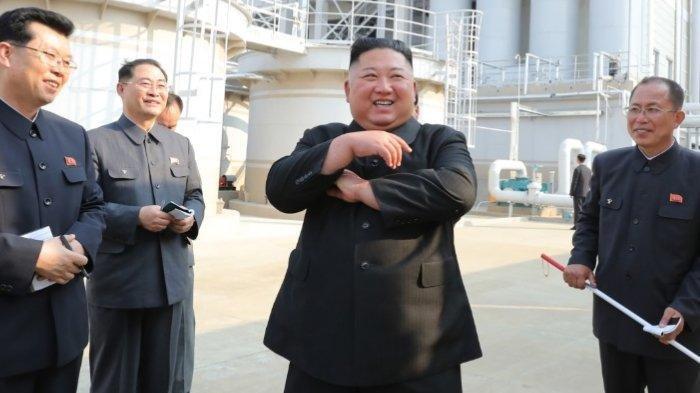 Kim Jong Un menghadiri potong pita sebuah pabrik pupuk pada Jumat (1/5/2020). Tampak Kim Yo Jong ada di dekatnya, sebelah kiri.