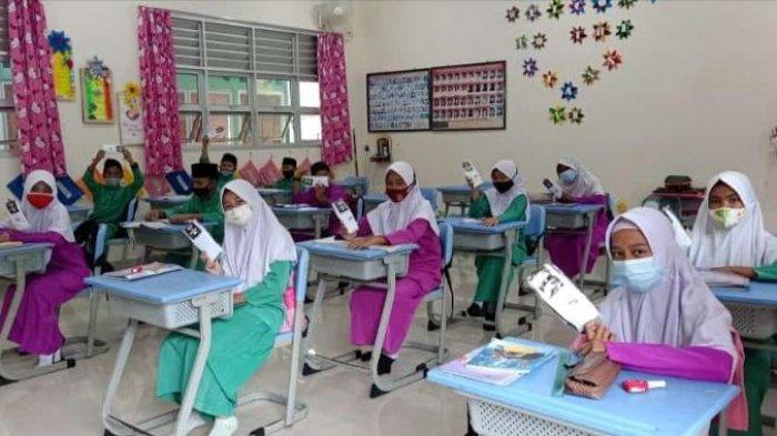 Murid di SDN 003 Tarempa Anambas belajar tatap muka di hari pertama masuk sekolah, Jumat (5/2/2021).