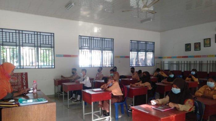 Pemberlakuan protokol kesehatan saat pembelajaran tatap muka tingkat SMPN di Sagulung Batam minggu pertama.