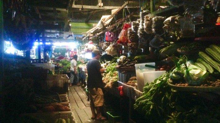 Suasana Pasar Tradisional Ranai Natuna, di Jalan Datuk Kaya Wan Mohd Rasyid, Kelurahan Ranai Kota, Kecamatan Bunguran Timur, Kabupaten Natuna, Kepri, Selasa (4/5/2021)
