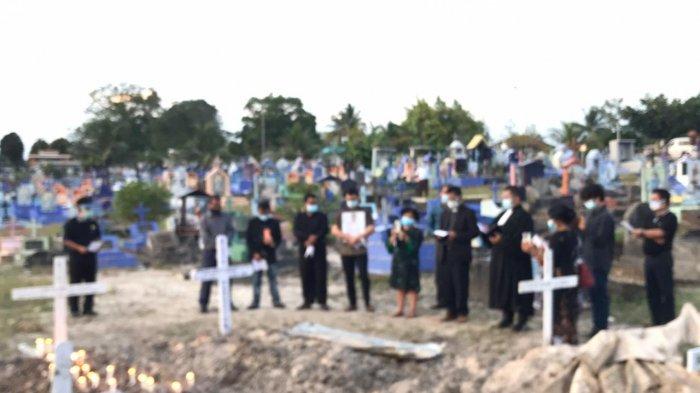 BERDOA - Sejumlah anggota paguyuban Batak di Batam ikut mengantarkan jenazah Kepala KSOP Batam, Sanggam Marihot Simamora ke TPU Sei Temiang, Kamis (5/11/2020). Setelah jasad masuk ke liang lahat, mereka berdoa untuk kebaikan mendiang