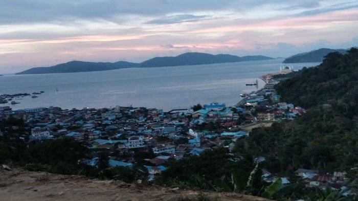 Potret pemandangan alam Pulau Siantan dari atas Bukit Tengkorak (Buteng) Kelurahan Tarempa, Kabupaten Anambas, Senin (5/9/2022). Tempat ini kerap didatangi wisatawan yang berkunjung ke Anambas