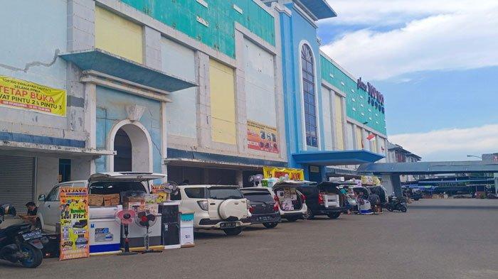 Beberapa pemilik toko dan karyawan toko elektronik terpaksa berjualan di halaman Top 100 Jodoh saat PPKM Level 4 dengan mobil, Sabtu, (7/8/2021)