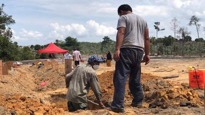 Dalam sepekan terakhir, jumlah mayat covid-19 yang dimakamkan oleh yayasan Khairul Umma selaku pengelola makam di TPU Sei Temiang terus meroket.