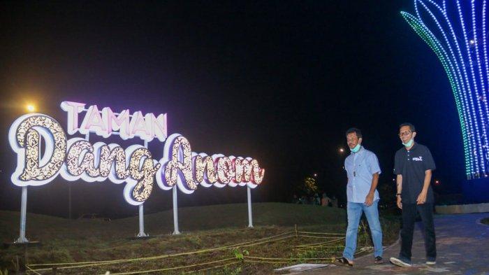Wali Kota Batam, Muhammad Rudi, dan Wakil Wali Kota Batam, Amsakar Achmad sedang berswafoto di depan frame dengan hiasan sayap burung garuda, saat meninjau Taman Dang Anom, Senin malam (7/12/2020) lalu.