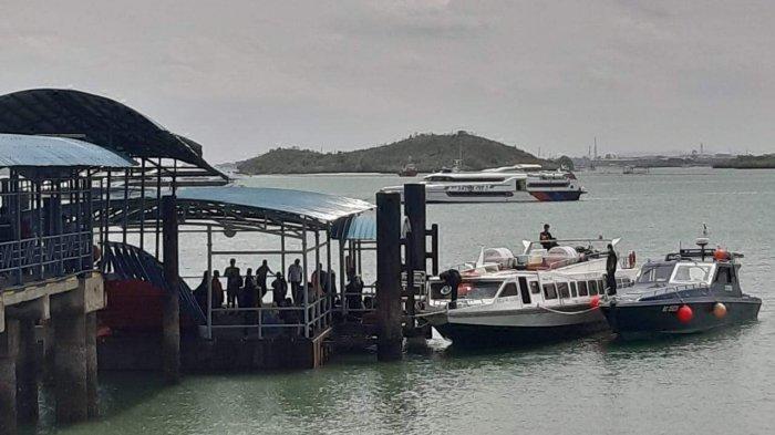 Kapal penumpang Rahmat Jaya 09 mendadak dipepet kapal patroli Bea Cukai Batam di Pelabuhan Ferry Domestik Sekupang, Batam, Selasa (9/2/2021)