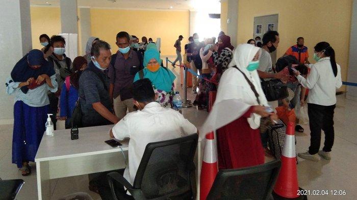 Suasana di Pelabuhan Domestik Sekupang Batam. Jelang perayaan Imlek jumlah kunjungan penumpang di Pelabuhan Ferry Domestik Sekupang, Batam mengalami peningkatan, Selasa (9/2/2021).