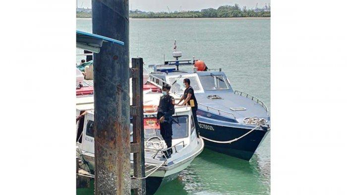 Personel Bea Cukai lengkap dengan seragam dan senjata laras panjang mendatangi Kapal Rahmat Jaya 09 di ponton bravo B Dermaga pelabuhan Domestik Sekupang, Batam