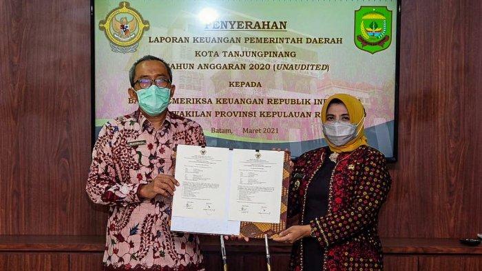 Wali Kota Tanjungpinang, Rahma menandatangani berita acara serah terima sekaligus menyerahkan dokumen Laporan Keuangan Pemerintah Daerah (LKPD) Tanjungpinang Tahun Anggaran 2020 (Unaudited) kepada Badan Pemeriksa Keuangan Republik Indonesia (BPK-RI) Perwakilan Provinsi Kepulauan Riau, Selasa (9/3/2021)