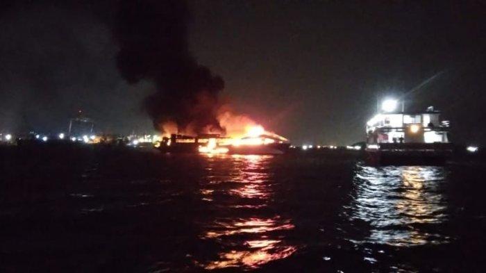 Sebuah Kapal ferry milik Dumai Line terbakar di Perairan Sekupang, Batam