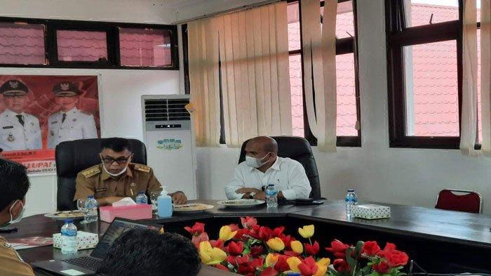 Bupati Natuna Wan Siswandi melaporkan kesiapan pencanangan vaksinasi corona dosis bagi nakes Natuna kepada Gubernur Kepri Ansar Ahmad secara virtual, Senin (9/8/2021)