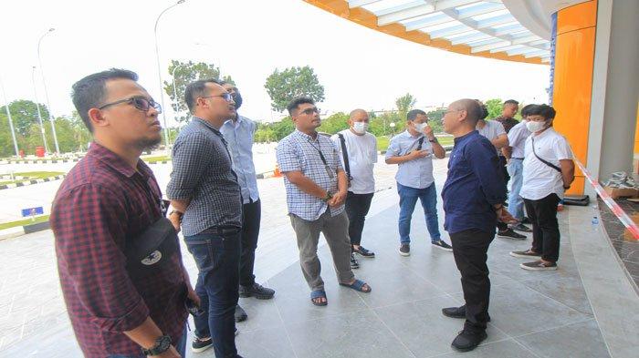 Tim dari Kejaksaan Negeri Batam turun ke lokasi untuk cek kondisi plafon Masjid Tanjak yang ambruk, Kamis (8/9/2022)