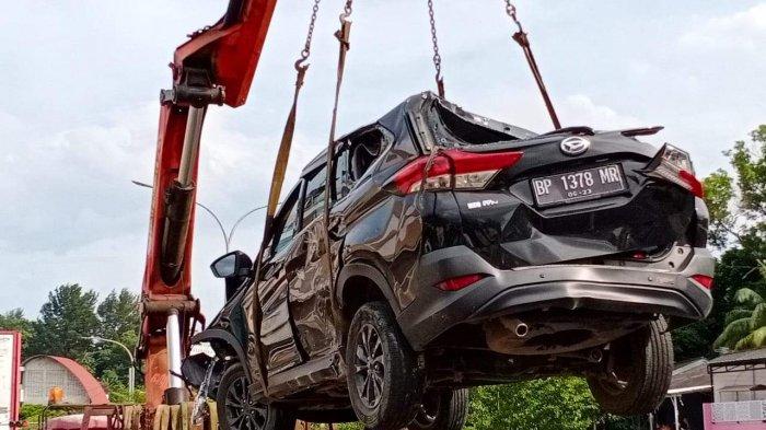 Evakuasi Terios hitam BP 1378 MR yang mengalami kecelakaan tunggal di Jl Teuku Umar, Nagoya Batam, Rabu (8/12/2020)