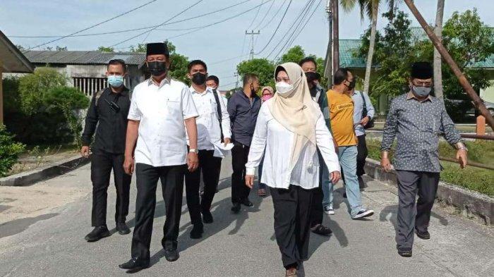 PILKADA KEPRI - Calon Gubernur Kepri Isdianto di dampingi istri Ros Meri menyalurkan hak pilih di TPS 02 Kampung Sidorejo, Kelurahan Lubuksemut, Kecamatan Karimun.
