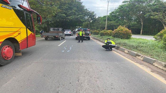 KECELAKAAN DI BATAM - Polisi saat melakukan olah TKP dan mengamankan barang bukti kendaraan terkait kecelakaan lalu lintas di Jalan Ahmad Yani, Muka Kuning Batam, dekat SPBU Pandan Wangi, Jumat (9/12/2022)