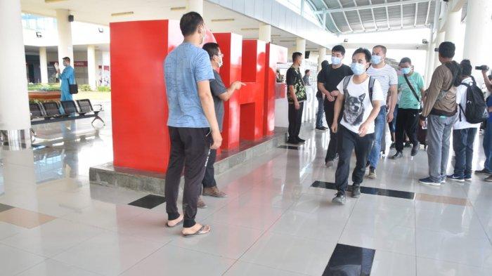 10 TKA asal Cina PT. BAI dipulangkan melalui Bandara RHF Tanjungpinang tujuan ke Jakarta, Kamis (2/4/2020)