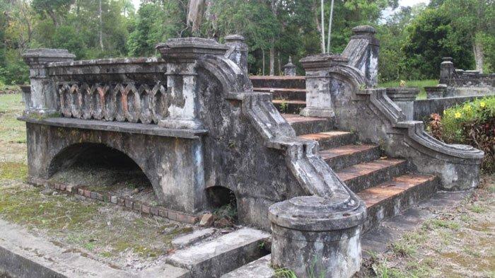 Puing-puing dari bangunan Istana Damnah. Kini bangunan itu dijadikan objek wisata sejarah dengan nama Situs Istana Damnah di Lingga, Provinsi Kepri
