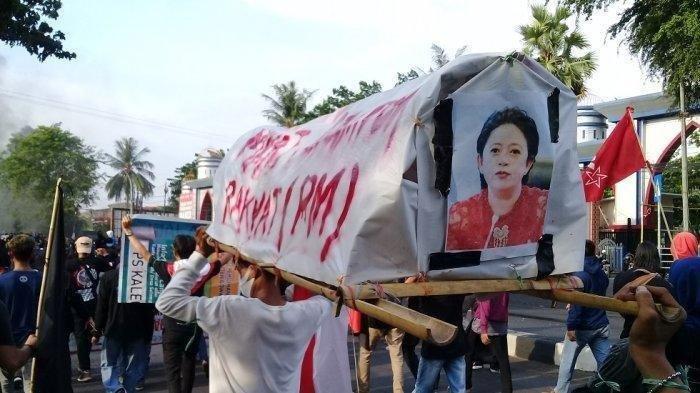 Keranda bergambar Ketua DPR RI Puan Maharani diarak pengunjukrasa Tolak Omnibus Law di Kota Makassar, Sulawesi Selatan, Kamis (8/10/2020) sore.