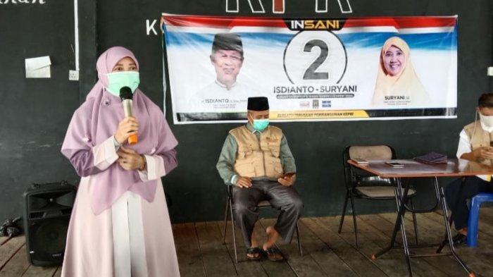 KAMPANYE - Calon Wakil Gubernur Kepri nomor urut 2, Suryani saat bertemu warga di Kampung Bugis Tanjung Pinang, Sabtu,(10/10/2020)