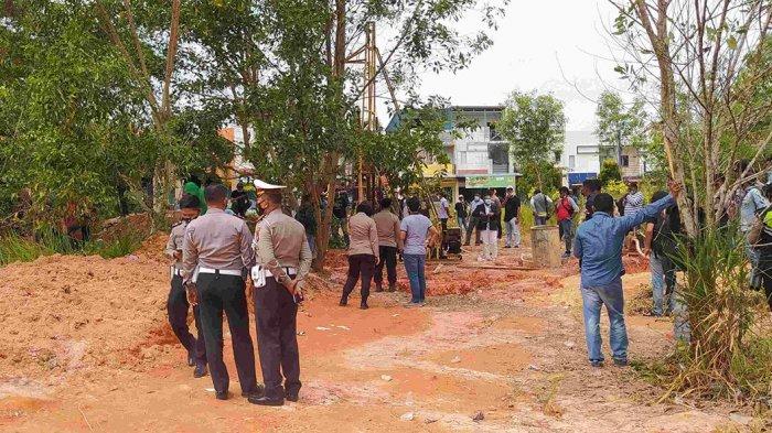 Warga perumahan Bandara Mas, RW 20 kelurahan Belian, kecamatan Batam kota menolak pembangunan Sutet 150 KV yang akan dibangun di sekitar pemukiman warga