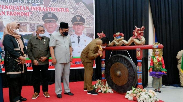 Gubernur Kepulauan Riau, Ansar Ahmad membunyikan ging sebagai tanda Musrenbang Kabupaten Natuna dibuka, di Gedung Sri Serindit, Kecamatan Bunguran Timur, Kabupaten Natuna, Senin (21/3/2022).