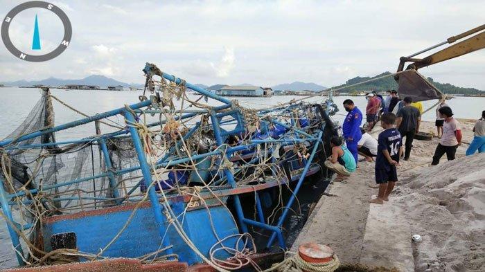 Foto evakuasi kapal yang ditemukan nelayan Sedanau pada Senin (9/8/2021)