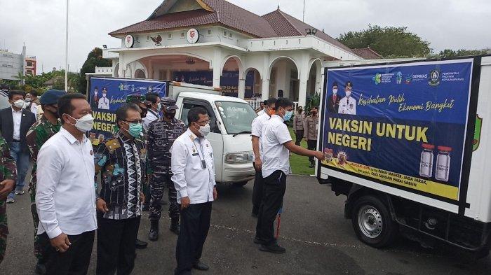 Sekretaris Daerah Provinsi Kepulauan Riau (Kepri), TS Arif Fadillah mewakili Gubernur Kepri menyerahkan belasan ribu vaksin Corona yang dibagi untuk Batam, Tanjungpinang, dan Bintan, Rabu (13/1/2021)
