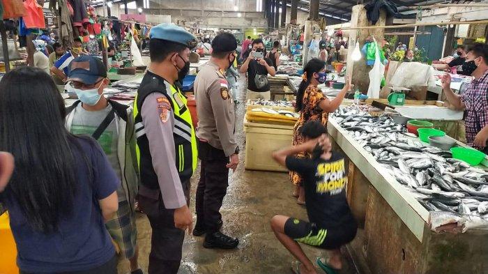 Warga yang tidak mentaati Prokes Covid-19 di Pasar Bestari Bintan Centre diberi sanksi push up dan membersihkan fasilitas umum