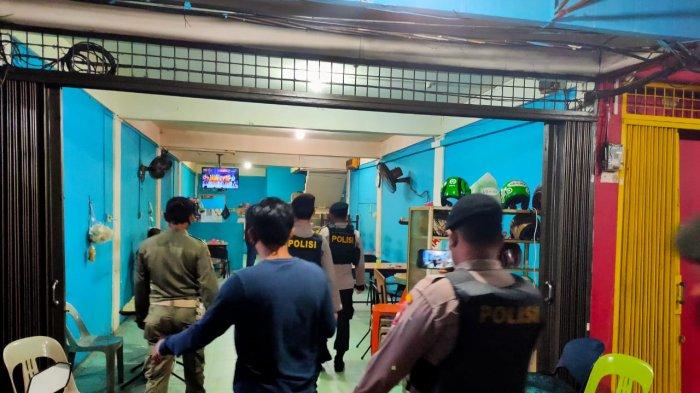 Salah satu warung kedai kopi masih menyiapkan meja dan kursi saat patroli gabungan pencegahan Covid-19 di Tanjungpinang sedang melakukan imbauan kepada warga, baru-baru ini