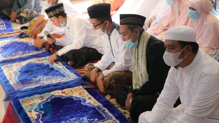 APRI SUJADI - Bupati Bintan, Apri Sujadi memilih untuk menunaikan Salat Idul Fitri 1442 Hijriah bersama keluarga di rumah Wacopek, Kecamatan Bintan Timur, Kabupaten Bintan, Provinsi Kepulauan Riau (Kepri), Kamis (13/5/2021) pagi.