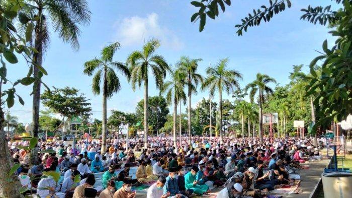SALAT ID - Ratusan warga Kota Tanjungpinang memadati Lapangan Pamedan, Jalan Ahmad Yani untuk menunaikan Salat Idul Fitri 1442 Hijriah, Kamis (13/5/2021) pagi.