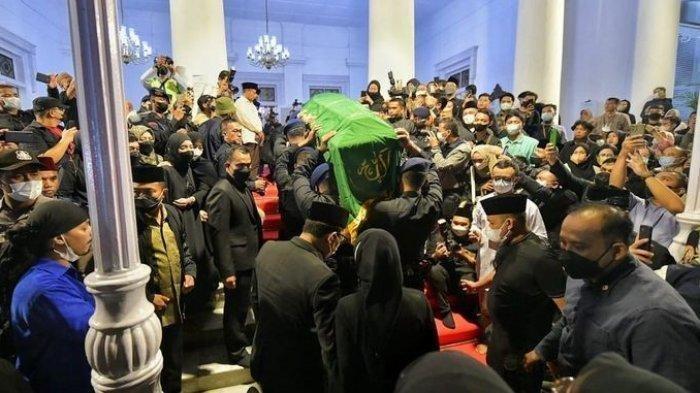 Jenazah Emmeril Kahn Mumtadz, putra Gubernur Jabar Ridwan Kamil tiba di Gedung Pakuan, Kota Bandung, Minggu (12/6/2022) malam. Jenazah Emmeril akan dimakamkan pada hari ini, Senin (13/6/2022).