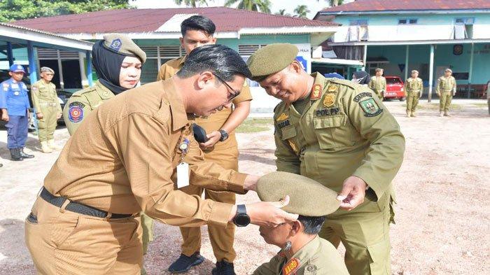 Sekretaris Daerah Kabupaten Natuna, Boy Wijanarko Varianto saat menyematkan baret anggota di lingkungan Satpol PP Kabupaten Natuna, di Kantor Satpol PP Natuna, Senin (13/6/2022).