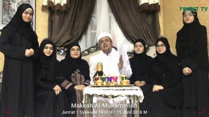 Habib Rizieq Shihab bersama istri dan putrinya. Ia akan menikahkan putri keempatnya Sabtu 14 Nopember 2020.