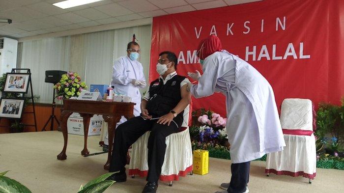 Sekretaris Daerah (Sekda) Kepri, TS Arif Fadillah jadi orang kedua di Kepri divaksin Corona, Kamis (14/1/2021