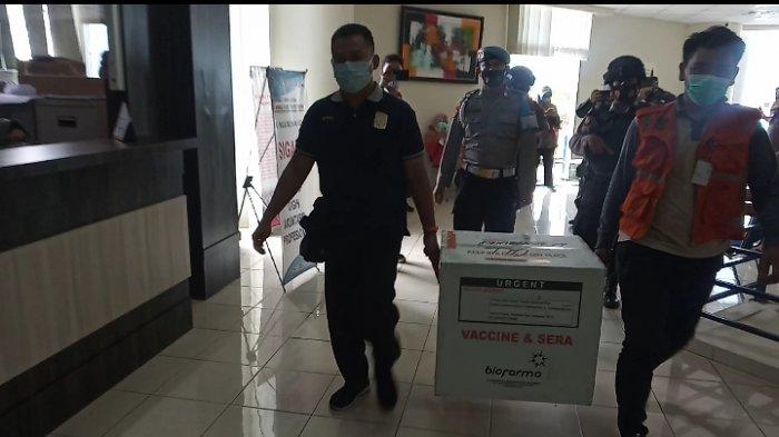 Petugas membawa kotak yang berisi vaksin Covid-19 ke dalam ruang aula lantai 4 RS Raja Ahmad Tabib (RAT) Tanjungpinang, Kamis (14/1/2021)