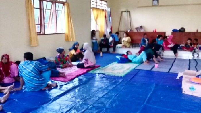 Warga Kampung Boyan dan Kampung Baru mengungsi ke Kantor Desa Batu Berdaun, Kecamatan Singkep, Kabupaten Lingga, pascarumahnya terendam banjir rob sejak Rabu (13/1/2021)