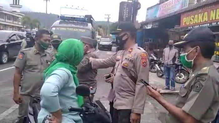 Suasana saat seorang perempuan di Aceh Tengah melawan petugas kepolisian dan Satpol PP dan WH