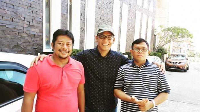 FOTO BERSAMA - Pastor Paroki Santa Perawan Maria Tak Bernoda Tanjungpinang (Baju Merah) foto bersama dengan pegiat media sosial, Brigaldo Sinaga beberapa waktu yang lalu.