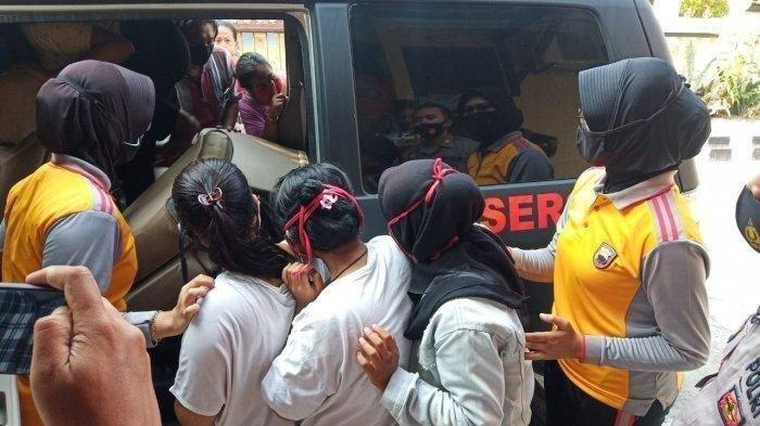 Ilustrasi - Sekelompok ABG putri digelandang ke mobil polisi setelah videonya persekusi dan menampar viral di Mapolresta Solo, Jumat (14/8/2020)