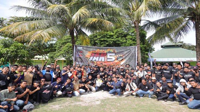 Bupati Aunur Rafiq foto bersama Jelajah Alam Karimun (JAK) dan komunitas otomotif lainnya, Minggu (15/1/2023).