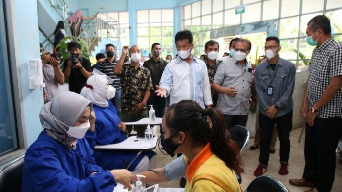 Kepala BP Batam, Muhammad Rudi, meninjau vaksinasi bagi karyawan perusahaan industri.