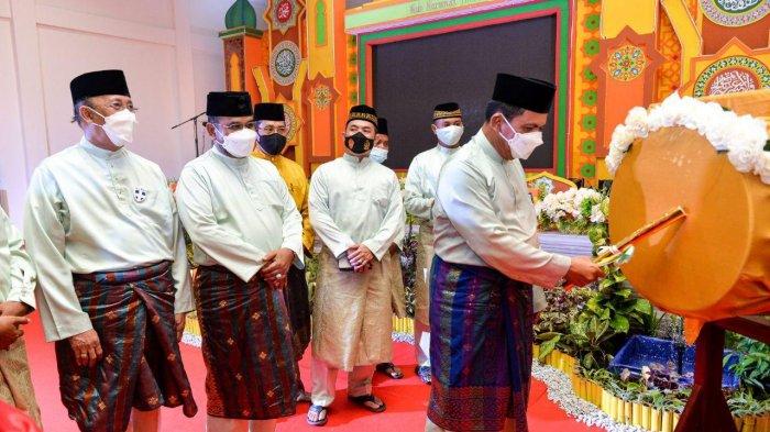 Gubernur Kepri, Ansar Ahmad didampingi Ketua TP PKK Kepri, Dewi Komalasari dan Bupati Karimun Aunur Rafiq serta Wakil Bupati Karimun, Anwar Hasyim serta FKPD membuka STQ XIII Kabupaten Karimun di Aula Islamic Centre, Pelataran Masjid Hijr Ismail, Kundur, Karimun, Selasa (16/3/2021) malam dengan pemukulan beduk.