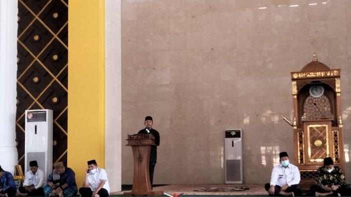 Pembawa acara halal bihalal Pemerintah Kabupaten Kepulauan Anambas dari pengurus Masjid Agung Baitul Makmur