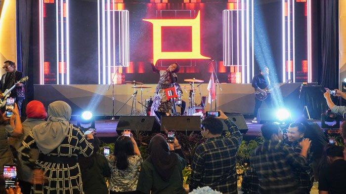 Band Kotak menghibur peserta temu responden Bank Indonesia Kepri di Best Western Premier Panbil Batam, Jumat (16/12/2022)