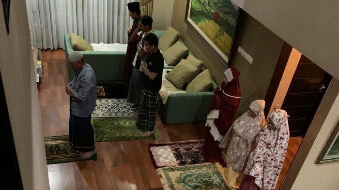 ILUSTRASI - Suasana shalat tarawih di kediaman.